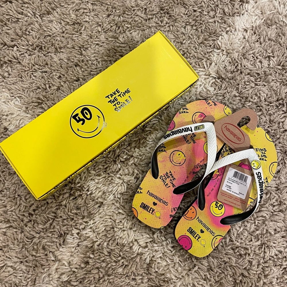Havaianas Smiley 50th Anniversary Sandals
Women’s size 6
Brand new in box